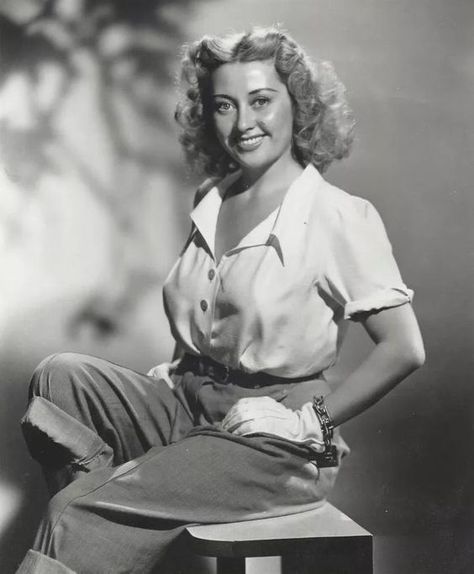 Joan Blondell Soft Natural Celebrities, Joan Blondell, Rare Historical Photos, Gamine Style, Pin Up Models, Old Hollywood Stars, Hollywood Fashion, 1940s Fashion, Face Hair