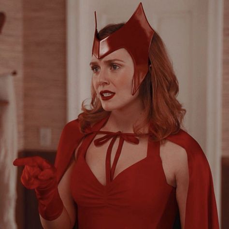 Elizabeth Olsen Scarlet Witch, Halloween Queen, Scarlet Witch Marvel, Pietro Maximoff, Scarlett Witch, Female Hero, Wanda And Vision, Marvel Girls, Wanda Maximoff