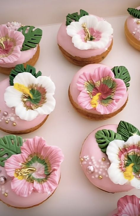 Flower Donut Ideas, Cake Pucks, Donut Decorating Ideas, Donut Decorations, Flamingo Theme, Chocolate Donuts, Mini Donuts, Cake Donuts, Donut Recipes