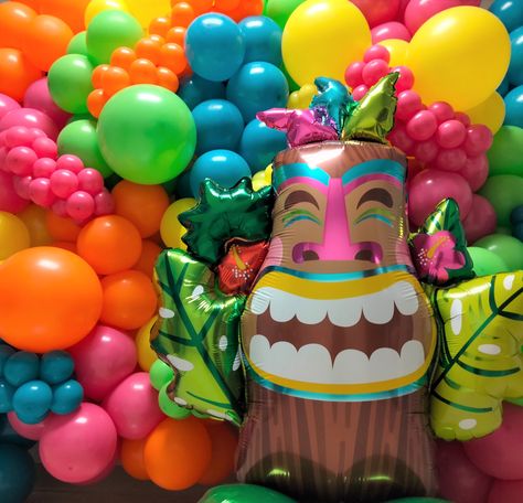 This tropical balloon wall was so fun to make and adding the tiki in the front was the perfect addition Tiki Balloons, Tropical Birthday Party Decorations, Balloon Walls, Tropical Birthday Party, Tropical Birthday, Tiki Party, Balloon Columns, Balloon Wall, Balloon Decorations