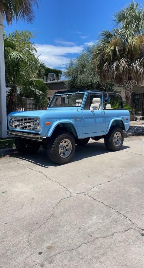 Classic Bronco Aesthetic, Old Ford Bronco Aesthetic, Ford Bronco Beach Aesthetic, Old Bronco Vintage, Vintage Ford Bronco Convertible, Getaway Car, Lowrider Cars, Jeep Cars, Classy Cars