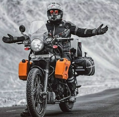 Royal Enfield Cafe Racer, Himalayan Royal Enfield, Adventure Bike Motorcycles, Royal Enfield Wallpapers, Royal Enfield Accessories, Royal Enfield Himalayan, Enfield Bike, Biker Photography, Enfield Motorcycle