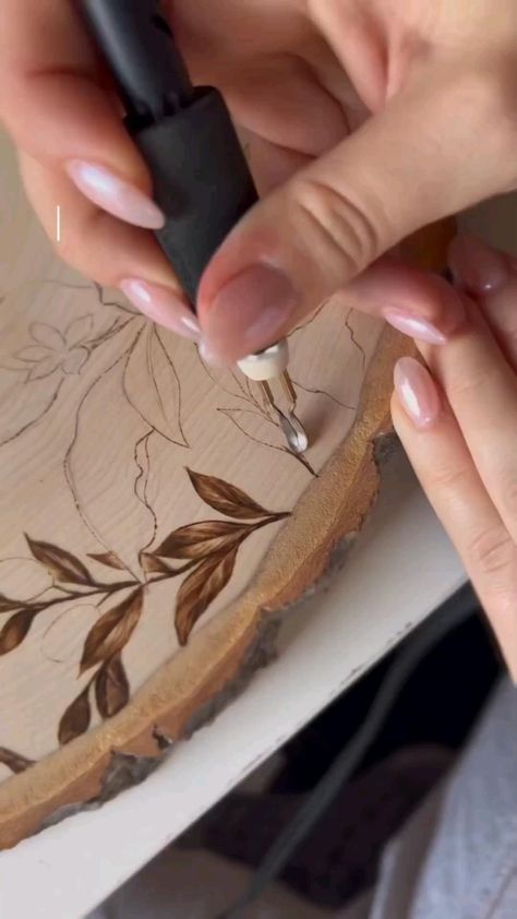 Beginner Wood Burning, Wood Burning Tips, Wood Burning Patterns Stencil, Wood Burning Techniques, Wood Burn Designs, Wood Carving For Beginners, Wood Carving Tools Knives, Diy Projektit, Wall Art For Bedroom