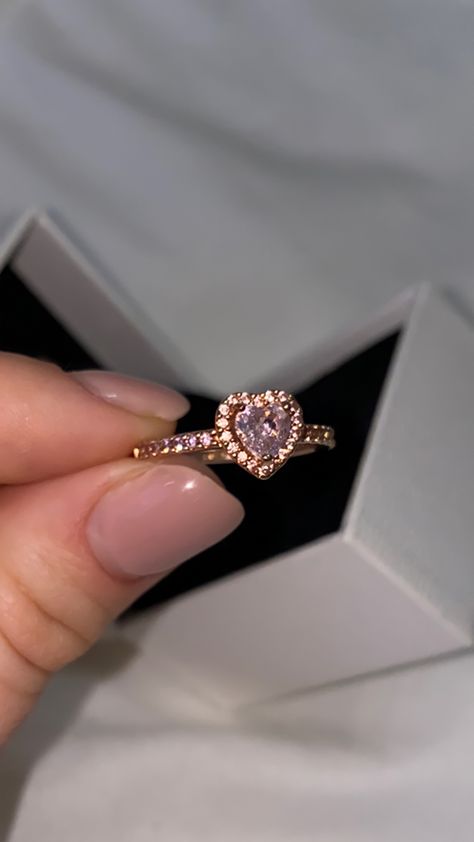 Teen Promise Ring, Promise Ring Pandora Gold, Promise Ring Aesthetic, Aesthetic Promise Rings, Pandora Promise Rings, Promise Rings Pandora, Pr Unboxing, Pandora Bracelet Charms Ideas, Cute Promise Rings