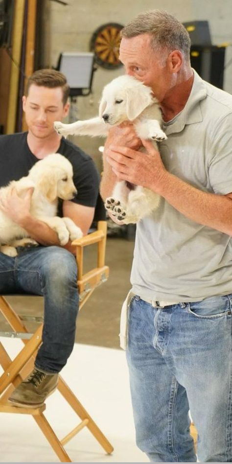 Aaahhh...so cute!! Chicago Crossover, Chicago Pd Cast, Hank Voight, Taylor Kinney Chicago Fire, Jason Beghe, Chicago Justice, International Dog Day, Jay Halstead, Jesse Lee