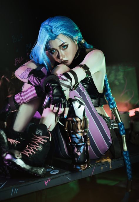 Jinx Poses, Jinx Arcane Full Body Reference, Jinx Makeup Arcane, Arcane Jinx Cosplay, Cosplay Photoshoot Ideas, Cosplay Photoshoot, Jinx Cosplay Makeup, Jinx Cosplay Arcane, Jinx Cosplay