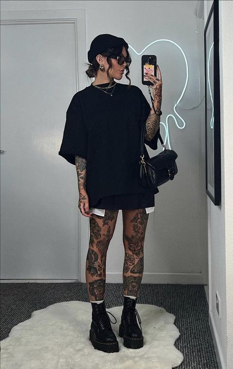 Tattooed Girl Outfit, Office Goth, Fit Aesthetic, Tattooed Girl, Dark Vibes, Casual Goth, Fits Aesthetic, Dressy Fashion, Outfit Aesthetic