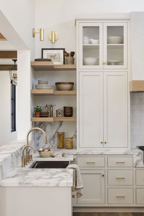 Minimalist Traditional Kitchen, Kitchen Design Open Shelves, White Kitchen Details, Modern And Traditional Kitchen, Country Modern Kitchen Farmhouse Style, Modern Country Kitchen Ideas, California Casual Kitchen, Traditional Home Kitchen, Traditional Modern Kitchen