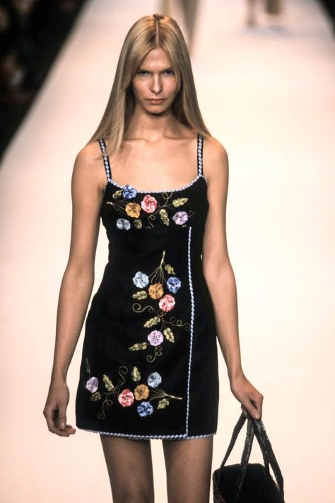 Anna Sui - Spring 1998 RTW Kiara Kabukuru, Modelling Aesthetic, Blumarine Runway, Trish Goff, Anna Sui Fashion, Alek Wek, 90s Runway Fashion, Quirky Fashion, Anna Sui