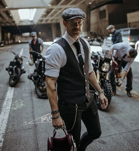 British Campaign Style, Dapper Male Outfits, Casual Gentleman Style Outfits, Modern Peaky Blinders Style, Vintage Gentleman Aesthetic, Gangsta Style Gangsters, Mens Vest Outfits, Male Model Style, Mens 1920s Fashion