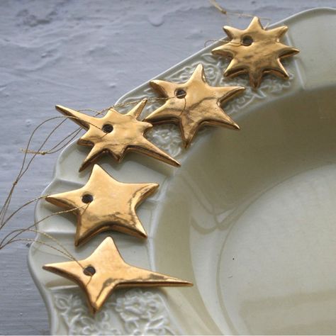 Clay Christmas Decorations, Porcelain Ornaments, Clay Ornaments, Noel Christmas, Christmas Star, Christmas Deco, Gold Christmas, Ornaments Diy, Christmas Inspiration