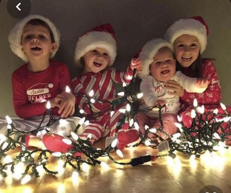 Sibling Christmas Pictures, Elf Poop, Christmas Pictures Friends, Christmas Photoshoot Kids, Diy Christmas Photoshoot, Christmas Pictures Kids, Baby Christmas Photography, Christmas Couple Pictures, Christmas Pictures Outfits