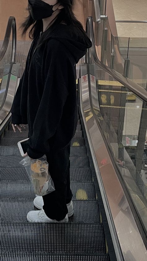 Black Jackets Aesthetic, Black Oversized Hoodie Outfit Aesthetic, Black Nike Zip Up Hoodie Outfit, Black Zip Up Outfit Aesthetic, Black Hoodie Outfit Korean, Oversized Black Zip Up Hoodie Outfit, Black Hoodie Jacket Outfit, Black Hoddies Outfits Aesthetic, Black Hoddies Outfits Women