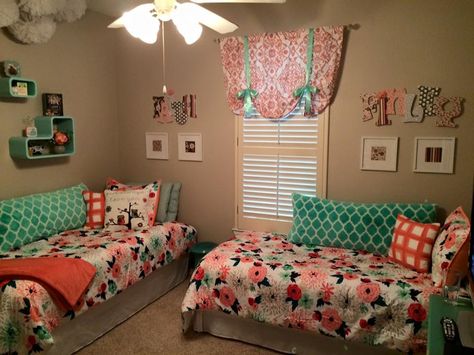 Like this setup for a small bedroom for two. More Small Shared Bedroom, Shared Girls Room, Shared Girls Bedroom, Room Girls, Shared Bedroom, Shared Room, Small Bedroom Decor, Small Room Design