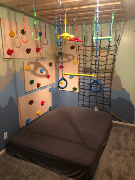 Diy Indoor Climbing Wall, Indoor Ninja Course For Kids, Indoor Ninja Course, Ninja Course Playroom, Indoor Jungle Gym Diy, Kids Bedroom Climbing Wall, Ninja Basement, Ninja Playroom, Ninja Warrior Room For Kids