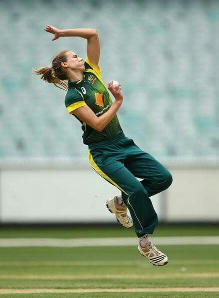 Dual International Ellyse Perry has represented Australia in both Cricket & Football (Soccer). Cricket Girl Aesthetic, Elyse Perry, Womens Cricket, Cricket Bowling, Women Cricketers, Sports Reference, Ellyse Perry, Sports Poses, Women Cricket