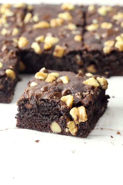 Walnut Fudge Brownies, Thanksgiving Desserts Cake, Walnut Brownie Recipe, Walnut Brownie, Chocolate Walnut Brownies, Chocolate Goodies, Dark Chocolate Desserts, Coffee Brownies, Blondie Recipe