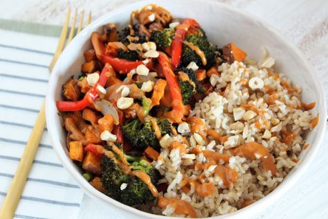 Roasted Veggie Grain Bowls - Ways to my Heart Bbq Vegetables, Grilled Taco, Grain Bowls, Loaded Sweet Potato, Spicy Peanut Sauce, Sweet Potato Breakfast, Grain Bowl, Salad With Sweet Potato, Prepped Lunches