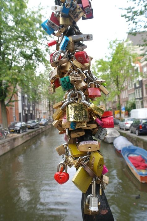 Love Padlock Bridge in Amsterdam. Padlock Bridge, Shopping In Amsterdam, Alevel Art, Amsterdam Bucket List, Love Bridge, Amsterdam Shopping, Dam Square, Amsterdam Fashion, Dream Vacations Destinations