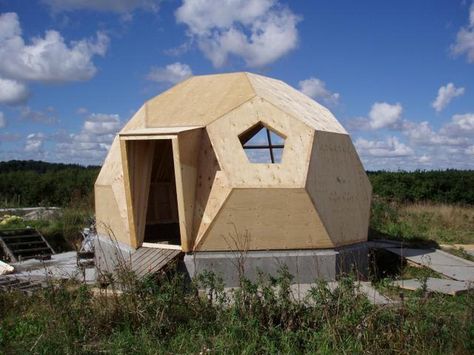 These kits let you construct your own unique mini abode even if you're not a master DIY-er Prefab Modular Homes, Dome Building, Geodesic Dome Homes, Modern Prefab Homes, Dome Home, Dome House, Geodesic Dome, Earthship, Tiny House Cabin