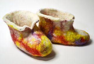 How to make wet-felted wool baby booties. Wet Felting Tutorial, Felt Booties, Felt Baby Shoes, Baby Bootees, Wool Ideas, Felt Boots, Felt Slippers, Toddler Slippers, Wool Shoes