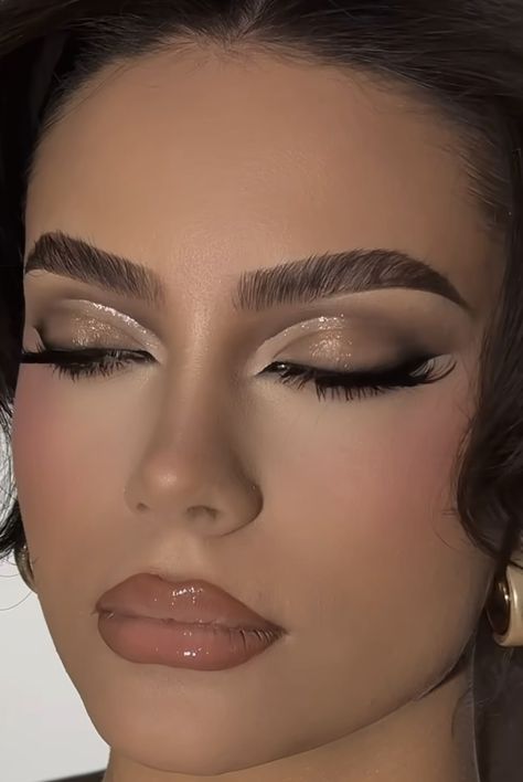 Makeup Looks Glitter Eyeshadow, Mascarade Makeup Ideas, Copper Glam Makeup, Gold Brown Eye Makeup, Makeup Ideas Full Face Glam, Makeup For Nude Dress, Quince Makeup Black, Classy Black Makeup, Baddie Prom Makeup