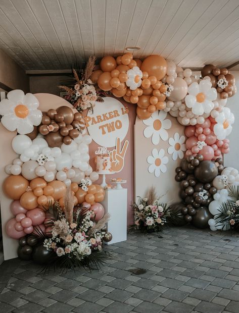 Girly groovy birthday party backdrop. Pink, brown, and orange balloon garland with daisy and peace sign accents. Hippy desserts. Two Groovy Party Backdrop, Groovy Arch Backdrop, Groovy Birthday Backdrop, 60s Birthday Party Ideas, Airbnb Party, Groovy Backdrop, 60s Party Themes, Orange Balloon Garland, Grad Party Centerpieces