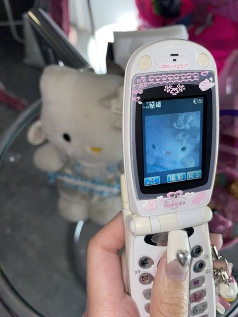 Bedazzled Flip Phone Y2k, 2005 Phone Aesthetic, Flip Phone Photoshoot, 2000 Flip Phone, Flip Phone Photos, Modern Flip Phone, Y2k Popstar Aesthetic, Decorated Flip Phone, Gyaru Flip Phone