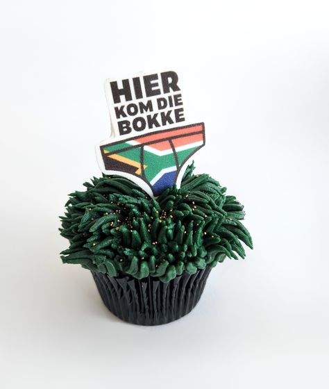 This is more than just a cupcake, it's a burst of South African spirit! Perfect for rugby parties, game days, or simply celebrating the sport you love. Made with a classic chocolate sponge, green vanilla buttercream & a touch of gold. It's a sweet touchdown that's impossible to resist! Rugby Snacks, Rugby Cupcakes, Rugby Cake, Rugby Party, Go Bokke, Springbok Rugby, Decorating Frosting, Cake Decorating Frosting, Chocolate Sponge