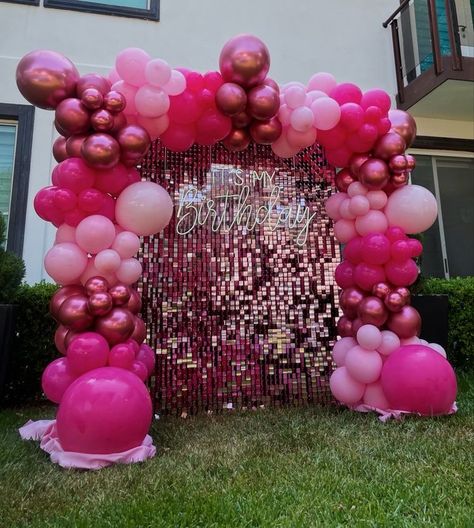 Barbie Ballons Decoration, Ballon Wall Decorations, Sweet 16 Pink Theme Decoration, Barbie Themed Sweet 16, 19 Birthday Ideas Decoration, Sweet 16 Barbie Theme, Barbie 18th Birthday Party, Shades Of Pink Balloon Garland, Barbie Balloon Decorations