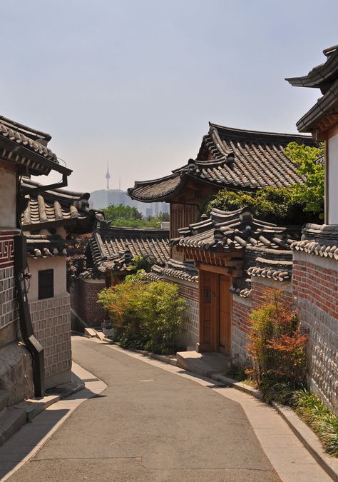 https://flic.kr/p/WofwEW | South Korea - Seoul - Bukchon Hanok Village Korea Tourist Spots, South Korea Spring, Travel To Seoul, South Korea Aesthetic, South Korea Trip, South Korea Fashion, Ancient Korea, Hanok Village, Seoul Korea Travel