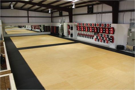 Like the bags are off the floor Karate Gym Design, Taekwondo Gym Design, Martial Arts Studio Design, Martial Arts School Interior, Martial Arts Gym Design, Karate Dojo Design, Dojang Design, Karate Room, Dojo Design