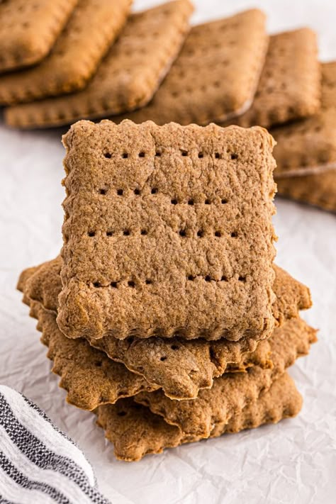 Homemade Graham Crackers - Bake or Break Healthy Graham Crackers, Graham Crackers Recipe, Breads Bakery, Graham Cracker Recipes, Smashed Potatoes Recipe, Chocolate Cobbler, Nut Bars, Homemade Graham Crackers, Kids Treats