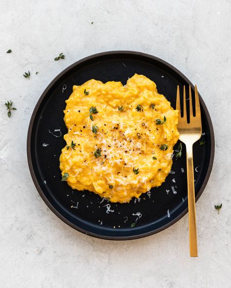 These Creamy Garlic Parmesan Scrambled Eggs are irresistably soft with just the right amount of cheesy goodness that are perfect with a piece of toast! Garlic Eggs, Avocado Scrambled Eggs, Egg Butter, Scrambled Eggs With Cheese, Creamy Scrambled Eggs, Scrambled Eggs Recipe, Garlic Recipe, Eggs Breakfast, Egg Recipe