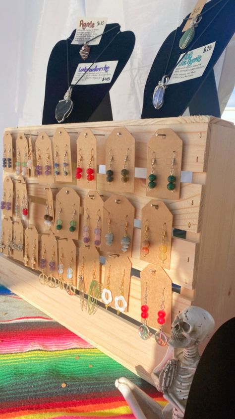 Peg Board Earrings Display, Earring Holder For Craft Show, Earing Sales Display, Vendor Displays Booth Ideas Diy, Bracelet Craft Show Display, Earring Display Ideas Diy, Vendor Booth Display Ideas Earrings, Booth Earring Display, Vendor Earring Display Ideas