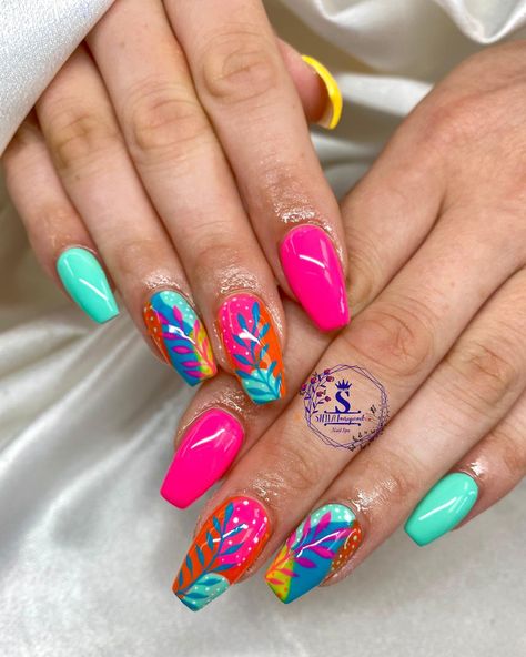 35 Best And Most Trendy Vacation Nails Trendy Vacation Nails, Nails Polish Designs, Bright Colored Nails, Tropical Vacation Nails, Sun Nails, Beach Nail Designs, Fun Summer Nails, Best Nails, Sassy Nails