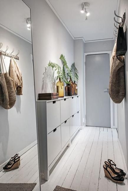 11 Home Staging Tips and Stylish Entryway Ideas for Small Spaces Ikea Shoe Cabinet, Decoration Hall, Vstupná Hala, Narrow Entryway, Apartment Entryway, Colour Hallway, Home Staging Tips, Small Entryways, Entrance Modern