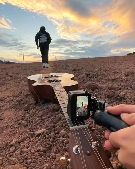 Guitarist Portrait Photography, Band Pictures Ideas Musicians, Senior Picture Music Ideas, Electric Guitar Senior Pictures, Music Photography Ideas, Outdoor Guitar Photoshoot, Music Inspired Photoshoot, Musician Content Ideas, Musician Senior Pictures