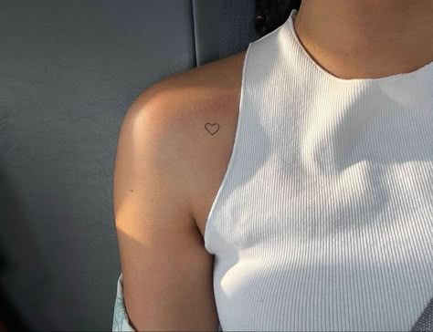 Tattoo Back Neck Woman, Heart Dainty Tattoo, Back Simple Tattoos Women, Simple Love Heart Tattoo, Small Red Tattoo Ideas For Women, Very Minimal Tattoo, Front Shoulder Heart Tattoo, Minimal Tattoo Self Love, Small Heart Shoulder Tattoo