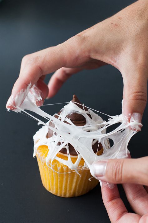 Marshmallow Web Cupcake Topper | Handmade Charlotte Marshmallow Web, Muffins Halloween, Desserts Halloween, Halloween Torte, Halloween Food Cupcakes, Dessert Halloween, Postres Halloween, Recetas Halloween, Halloween Donuts