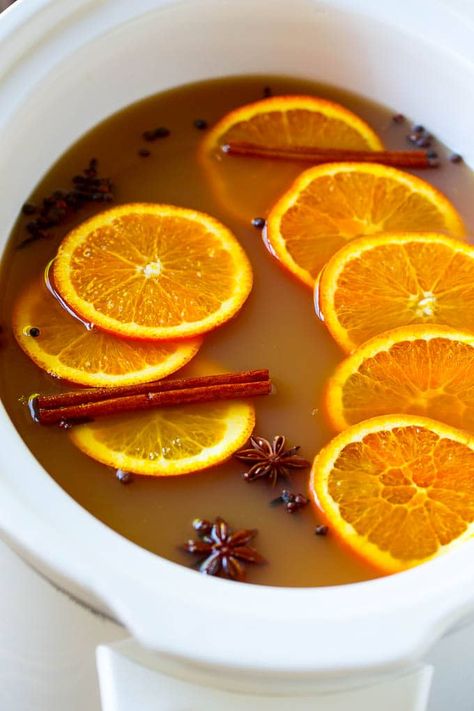 Crock pot apple cider with orange slices and aromatic spices. Crockpot Apple Cider, Slow Cooker Apple Cider, Wassail Recipe, Apple Cider Drink, Slow Cooker Apple, Healthy Appetizers Easy, Cider Drinks, Apple Cider Recipe, Slow Cooker Apples