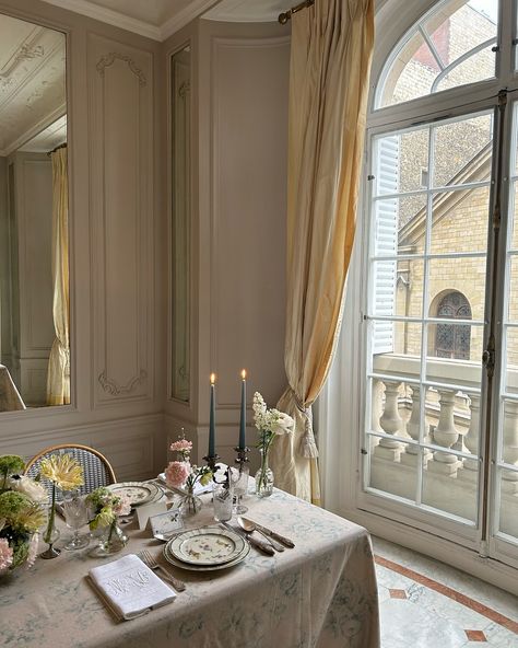 Parisian Tablescape, Parisian Dining Room, Paris Vibe, Parisian Dining, Paris Vibes, Parisian Life, Blue Aesthetic Pastel, Aesthetic Pastel, Aesthetic Pics