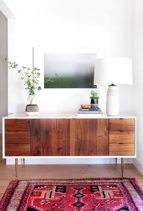 Home Tour: A Hip Couple’s Fresh California Bungalow via @mydomaine Koti Diy, Sideboard Modern, Interior Design Minimalist, California Bungalow, Bungalow Homes, Mid Century Modern Living, Mid Century Modern Living Room, Amber Interiors, Living Room Decor Modern