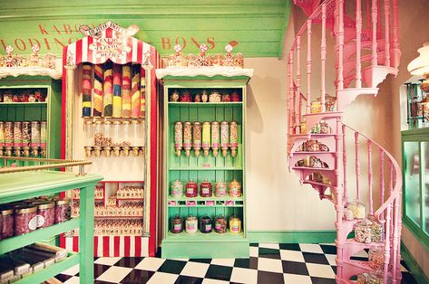 Honeydukes    A look inside Honeydukes Sweet Shop at the Wizarding World of Harry Potter. Somehow we were the only people in the store at the time. Honey Dukes, La Mecca, Store Concept, Old Fashioned Candy, Hello Sweetie, Pink Cupcakes, Vintage Candy, Colorful Candy, Garage House