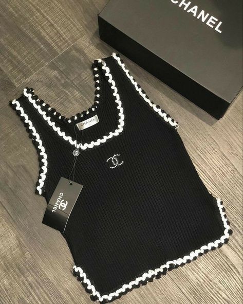 Chanel Top Outfit, University Wardrobe, Channel Clothes, Chanel T Shirt, Calvin Klein Outfits, Money Clothes, Celebrity Casual Outfits, Send Me A Message, Latest Fashion Design