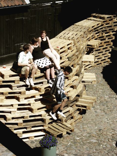 Low-Cost Design: Urban Installations and Pavilions Built with Recycled Pallets | ArchDaily Recycled Pavilion, Pallet Pavilion, Recycling Architecture, Recycling Projects For School, Urban Installation, Biophilic Architecture, Shipping Pallet, Waste Art, Park Pavilion