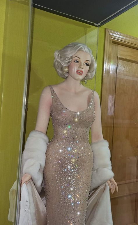 Old Hollywood Glamour Dresses Classy, Marylin Monroe Iconic Dress, Marlyne Monro Aesthetics Outfits, Oldies Photoshoot, Golden Age Of Hollywood Dresses, Marylin Monroe Dresses, Marilyn Monroe Diamond Dress, Marilyn Monroe Sparkle Dress, Marylin Monroe Dress Kim Kardashian