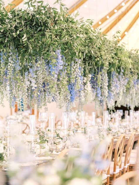 One of the most popular wedding flower trends in 2023 is hanging flowers Flower Clouds Wedding, Neutral Wedding Palette, Trends In 2023, Wedding Flower Trends, 2025 Wedding, Romantic Bouquet, Wedding Decor Style, Hanging Flower, Neutral Wedding