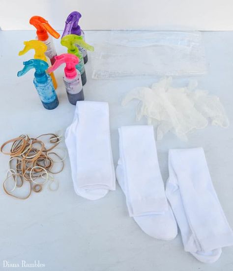 Diy Tie Dye Socks, Tye Dye Socks, Cricut Socks, Tie And Die, Tie Dye Birthday Party, Tie Dye Tutorial, Diy Clothes Ideas, Socks Diy, Tie Dye Birthday