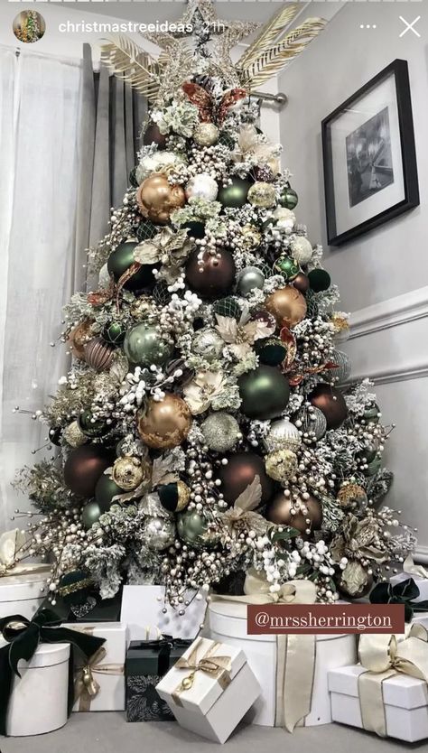 Green Christmas Tree Decorations, Christmas Tree Decorating Themes, Elegant Christmas Trees, Creative Christmas Trees, Christmas Decor Inspiration, Christmas Themes Decorations, Christmas Tree Inspiration, Beautiful Christmas Trees, Gold Christmas Tree